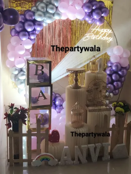 A glamorous ring decoration with a gold shimmer backdrop. The purple, pink, and silver balloons look stunning against the shiny curtain.