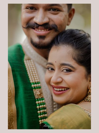 A happy, smiling portrait of the Maharashtrian couple.