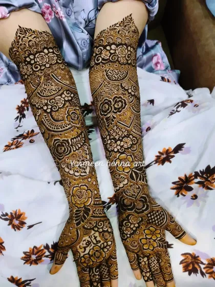 A classic bridal design with a focus on symmetry. The patterns on both hands mirror each other, creating a balanced and visually pleasing effect.