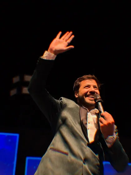 A happy wave to the guests. It's all about making everyone feel included and part of the show.