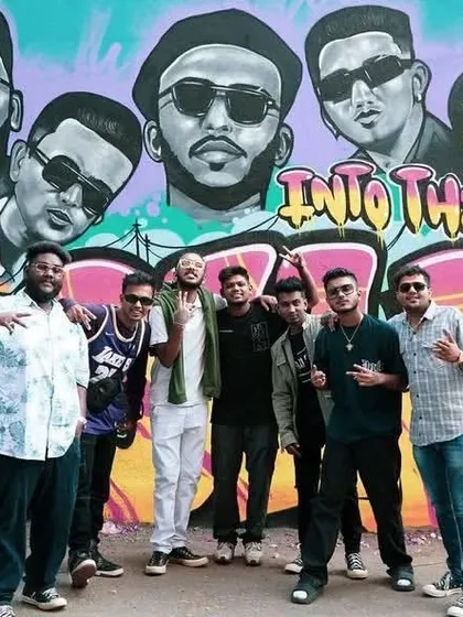 "Slum se nikle the..." This powerful mural in Bandra is a tribute to Mumbai's hip-hop crew, 7Bantaiz. It's a testament to the city's thriving street culture and the artists who are making their voice heard, moving from the gullies to the walls of the city.