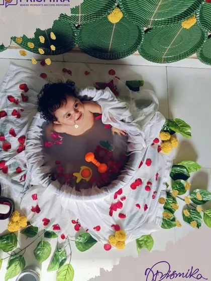 Bath time can be a beautiful and creative moment. For this session, we styled a miniature tub with fresh flower petals and greenery, capturing a sweet and playful portrait in a safe and comfortable setting.