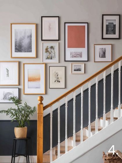 Find natural harmony by combining earthy tones and delicate sketches. This balanced arrangement uses a mix of frame colors and sizes to feel both modern and grounded, perfectly complementing the home's interior style.