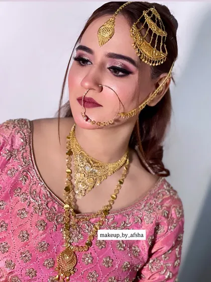 A close-up of the traditional jewellery setting for this bride in pink. The nath and passa are perfectly secured to be comfortable throughout the event.