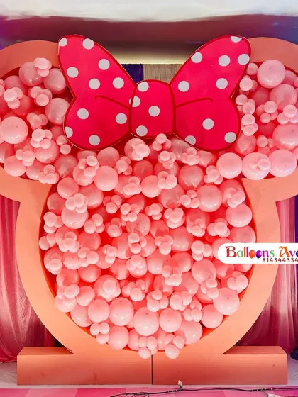 A close-up of the impressive Minnie Mouse head backdrop, made entirely of pink balloons with a classic polka-dot bow.