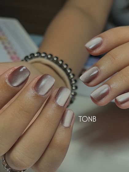 For the coffee lovers, this cat-eye set features warm, milky brown tones. It's like a cozy latte for your nails.