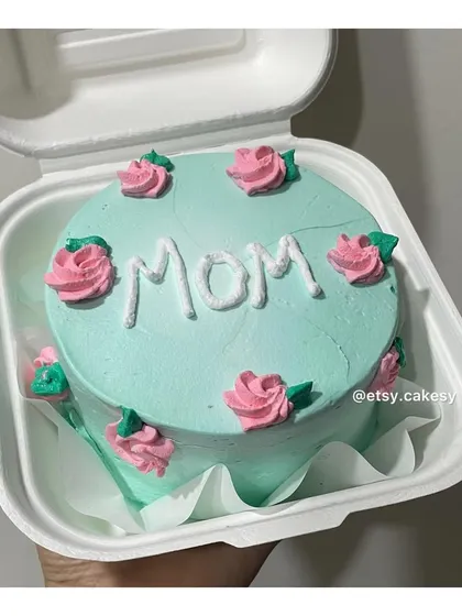 A lovely mint-green bento cake made especially for a mom, decorated with delicate pink roses.