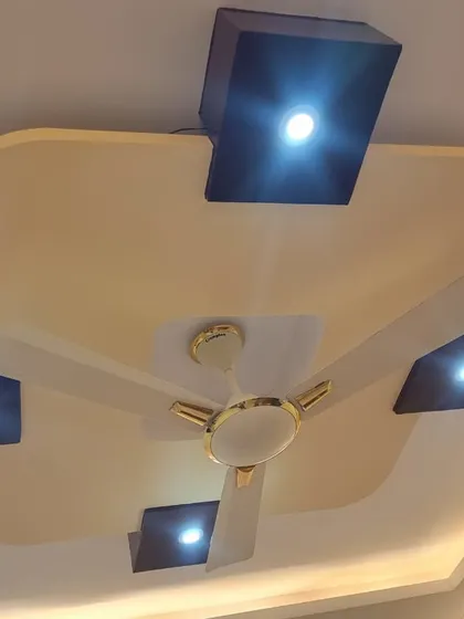 This unique ceiling design features raised box elements, each fitted with a bright downlight. This creates focused pools of light and adds a three-dimensional, sculptural quality to the ceiling.