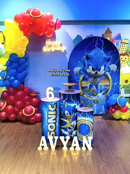 A Sonic the Hedgehog theme for a 6th birthday. This decoration uses the character's signature blue color with a dynamic backdrop and themed pedestals.