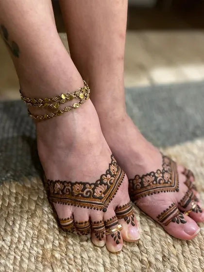 Simple yet elegant, this foot mehendi design mimics the look of traditional Indian jewelry, with delicate patterns on the toes and ankle.