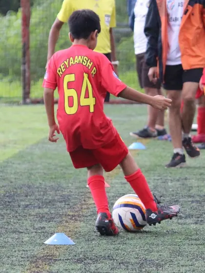 A U13 player practicing cone drills during the Grassroots Football Fiesta.