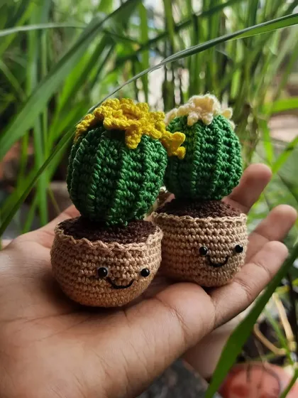 Here are the cactus buddies without the keychain hardware, perfect as tiny desk decorations. Their little smiles are sure to make you happy.