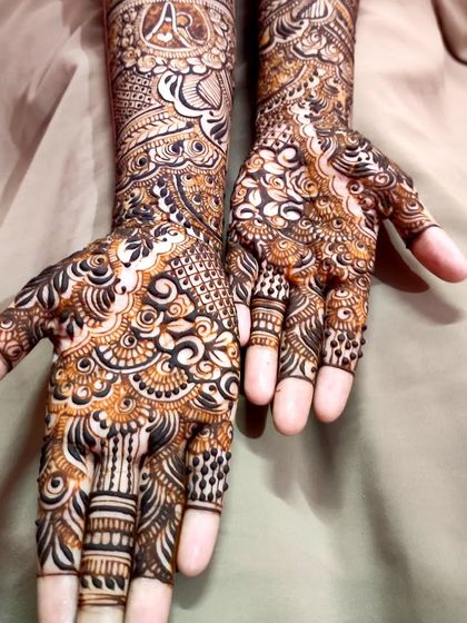 Intricate Bridal Henna photo 41