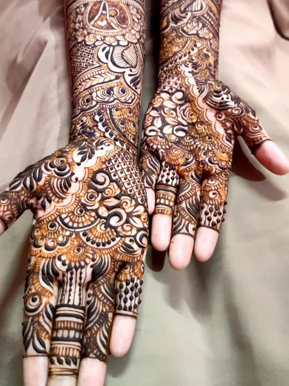 Another view of the personalized bridal henna, showing how the initial becomes a central feature.