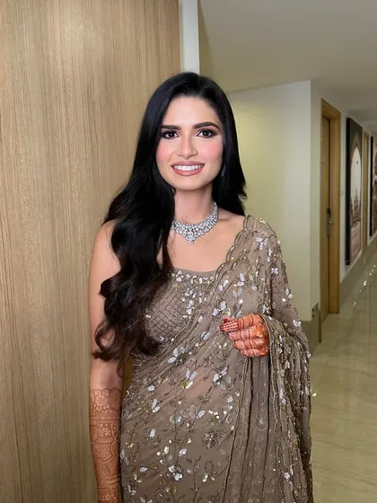 Serving timeless elegance with this saree and reception-ready glam. The makeup features a soft, shimmery eye and a flawless base.