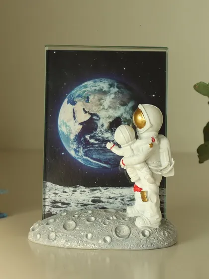 The astronaut photo frame, a whimsical piece that tells a story of adventure and love. It’s perfect for capturing a child's dreams or a parent's out-of-this-world affection.