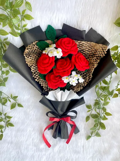 This is one of my favorite designs, a classic bouquet of red roses and white flowers against a modern black wrap. The contrast is just stunning and so elegant.