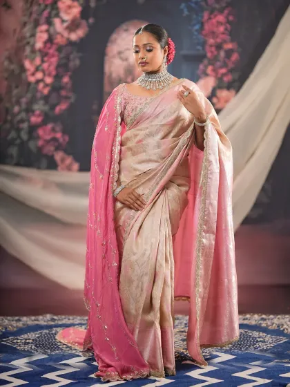 I specialize in creating stunning looks for dusky skin tones. This soft glam reception look, with a beautiful pink and cream saree, shows how I match the foundation perfectly to create a radiant, non-ashy finish.