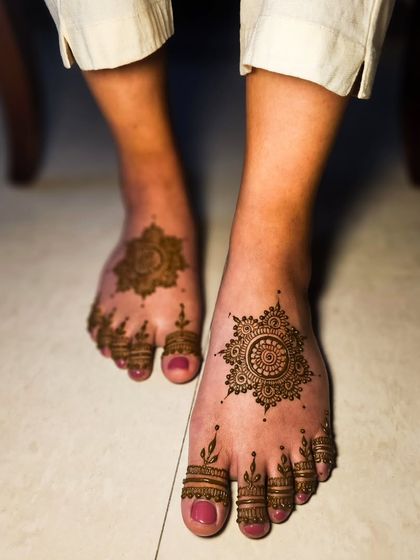 Another angle of the simple mandala foot design, showing how it beautifully adorns the feet.