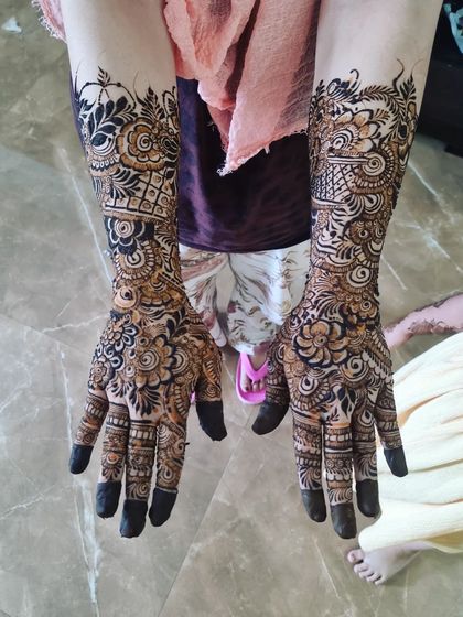 Even on smaller hands, a full Indo-Arabic design looks absolutely stunning. This pattern is filled with florals, paisleys, and net-work from the fingers to the forearm.