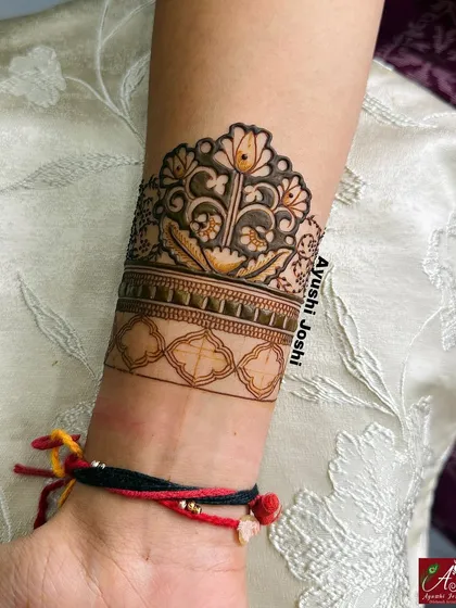 The same 'tapasvi' design with the outline visible, showing the delicate freehand work.