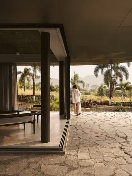 The living space of Pavilion House seamlessly extends to the outdoors. This design choice was crucial, creating a home that feels grounded in its prairie-style inspiration and deeply connected to the semi-arid landscape of Nashik.