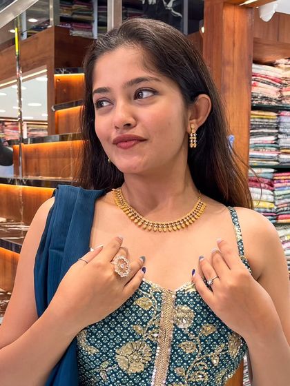 The model looks effortlessly chic in this minimalist AD jewellery piece.