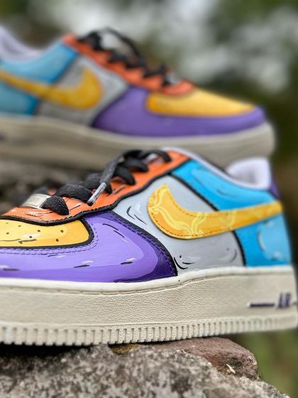 A close-up of the Friends custom, with a focus-pull effect to highlight the details.