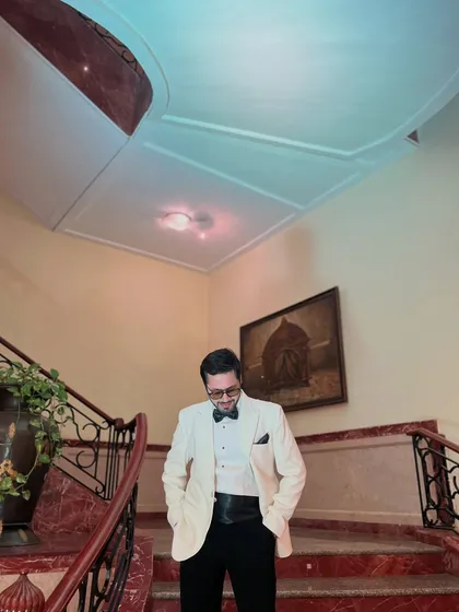 A stylish, candid moment. Even the quiet moments between the high-energy sets are full of style.