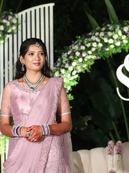 This bride looks lovely in a pastel saree paired with a Victorian-style necklace set. The subtle color in the jewellery complements her outfit perfectly.