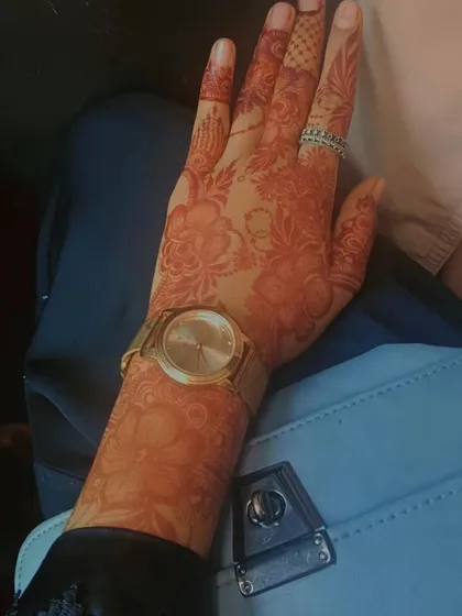 A close-up of a floral bunch design after the stain has set. This is a great example of a simple yet elegant party mehendi look.