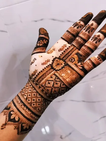 The back of the hand for the previous design. The pattern is geometric and modern, creating a beautiful contrast with the floral palm.