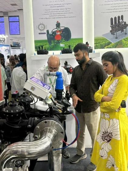 Our technical expert explains the features of an advanced filtration system to an engaged couple at Agri Intex. We focus on providing detailed, practical information to help farmers make informed decisions.
