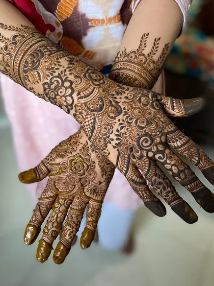 This Indo-Arabic bridal design combines bold floral vines with delicate, intricate filling. It’s a perfect choice for a bride who wants a modern yet traditional look.