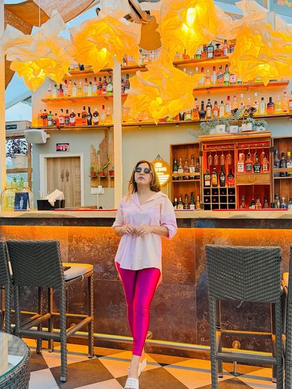 This high-low styling is perfect for a day-to-night look. The oversized shirt keeps it casual, while the shiny leggings add a touch of party-ready glamour.