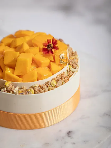 Celebrating the season with our stunning mango cake, adorned with fresh, juicy mangoes and a delicate flower. This is what summer tastes like, handcrafted just for you.