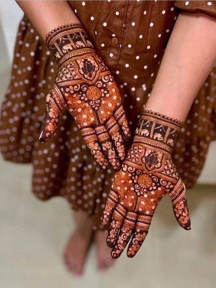 A lovely festive design with elephant motifs on the wrist and a delicate dotted pattern on the palms, suitable for any celebration.