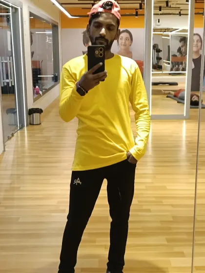 A quick photo in the studio. I'm always ready to train, and my goal is to inspire that same readiness in you.