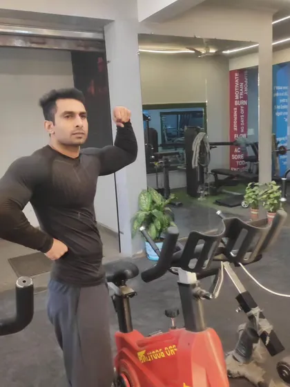 A quick flex at the gym. My personal training focuses on building a balanced and aesthetic physique, combining strength workouts with sculpting exercises.