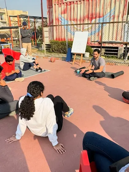 An intimate session with nutrition coach Vidur Gupta. He is teaching our young athletes about the importance of nutrition for performance and recovery.