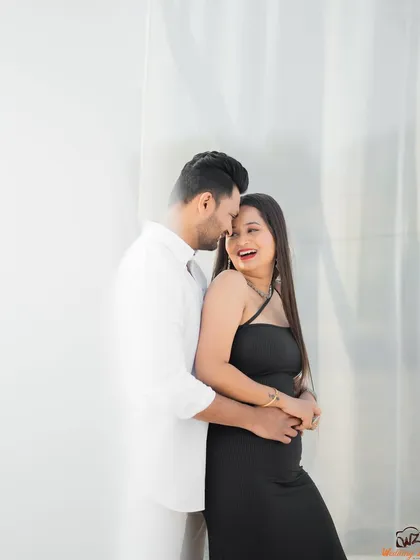 A candid shot full of laughter. Capturing these joyful, unscripted moments is a key part of my pre-wedding photography style.