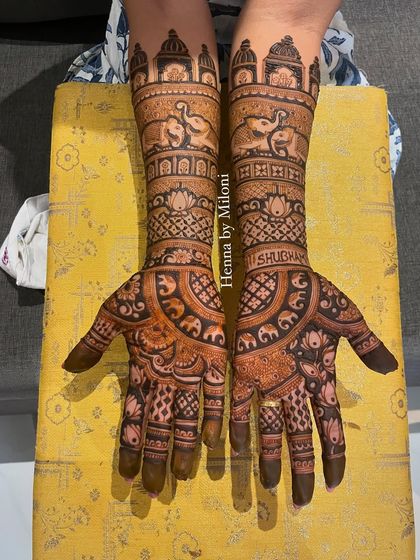 Both hands of the 'Shubhangi' bridal design, showing the complete artwork.