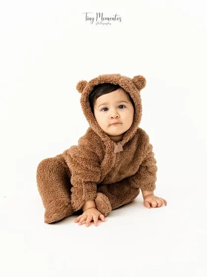 A perfect, snuggly sit from this adorable teddy bear. The minimalist style ensures that all attention is on his sweet expression and cozy outfit.