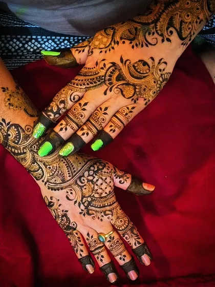 I love the bold and beautiful look of Indo-Arabic mehendi. This style combines flowing, darker outlines with delicate, shaded fillings, creating a striking contrast that looks gorgeous for any celebration.