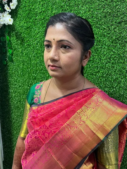 Sometimes, less is more. This is my approach to a simple wedding day look, focusing on enhancing natural beauty with a light, polished finish and a clean hairstyle, perfect for brides who want to feel like themselves.