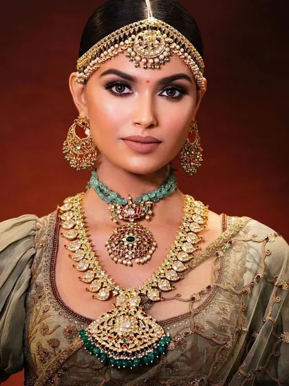 A regal portrait of the South Indian bride, showcasing the intricate jewellery and the flawless makeup that enhances her features.