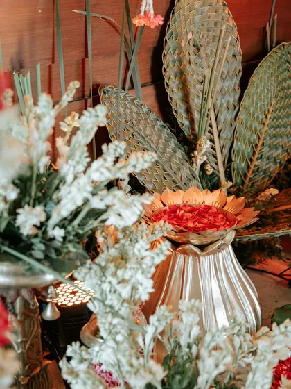 Another artistic shot of the woven leaf details and floral arrangements.