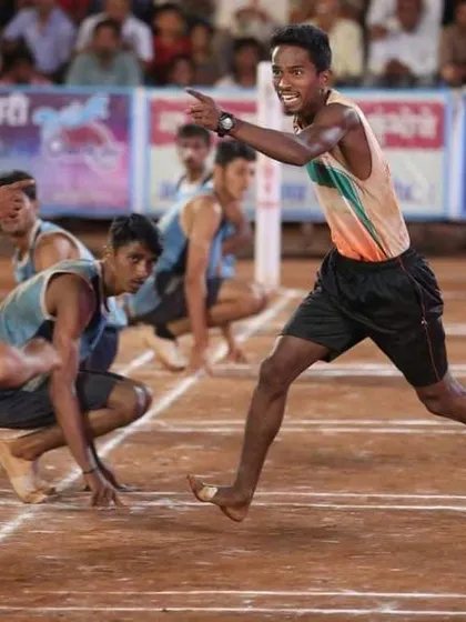 Deepak Madhav directing his teammates during a chase.