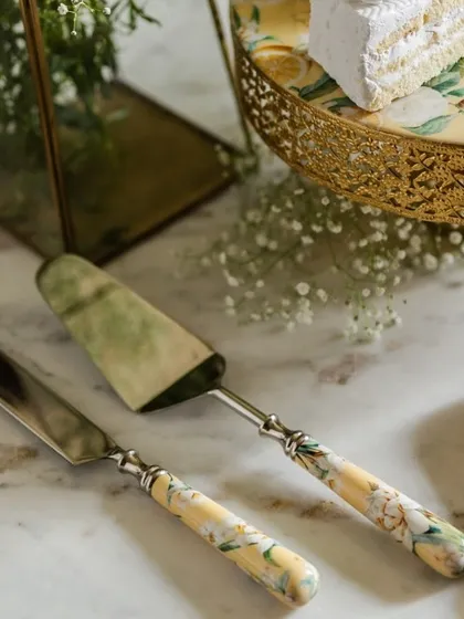 Add sparkle to the dessert course with our classic cake server and knife duo. With elegant printed handles, this set is a chic choice for serving cakes or mithai and makes an excellent housewarming or anniversary gift.