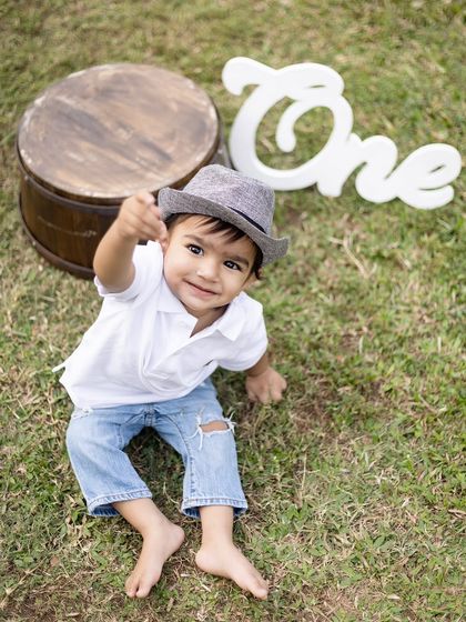 He's pointing right at the camera! I love it when kids interact with me during the shoot.